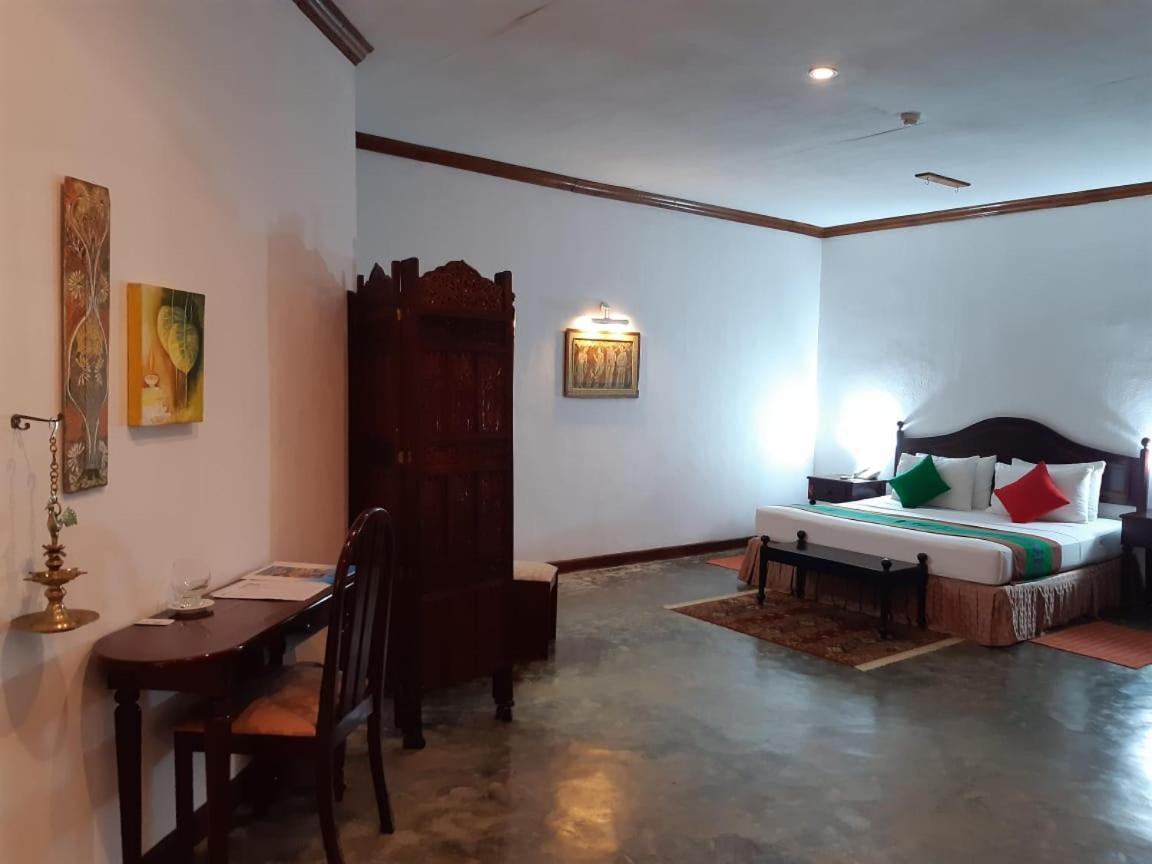 The Oasis Beach Resort Hambantota Esterno foto