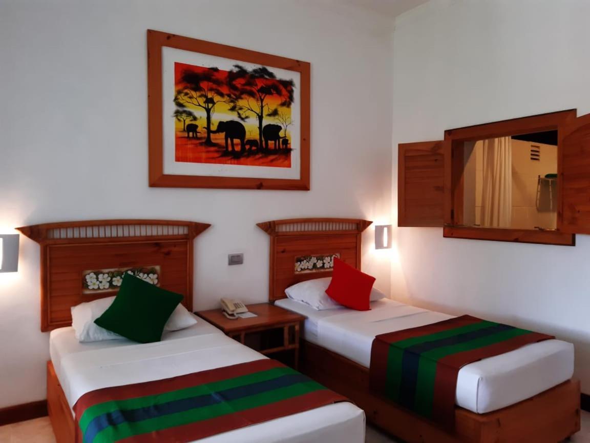 The Oasis Beach Resort Hambantota Esterno foto
