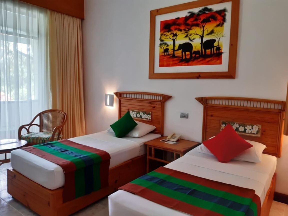 The Oasis Beach Resort Hambantota Esterno foto