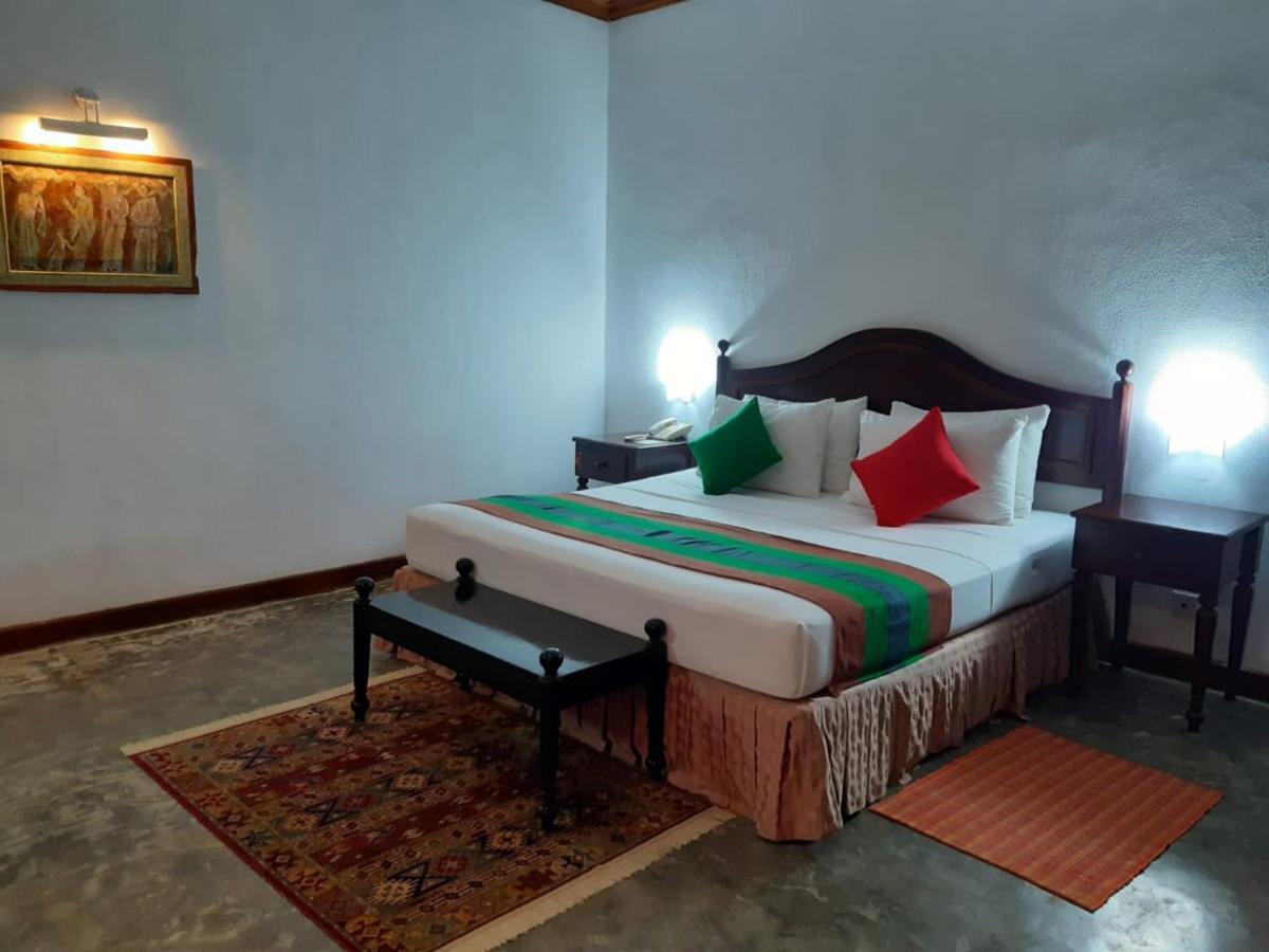 The Oasis Beach Resort Hambantota Esterno foto