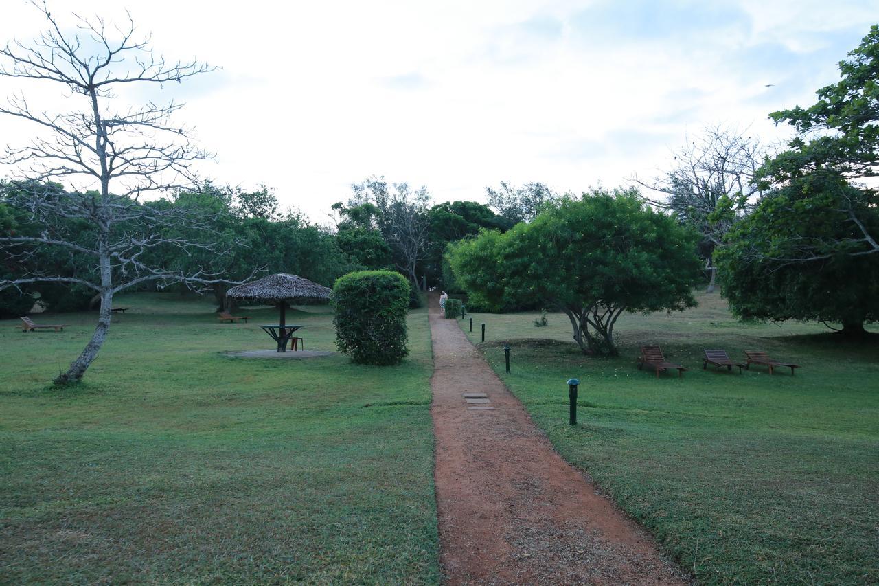 The Oasis Beach Resort Hambantota Esterno foto