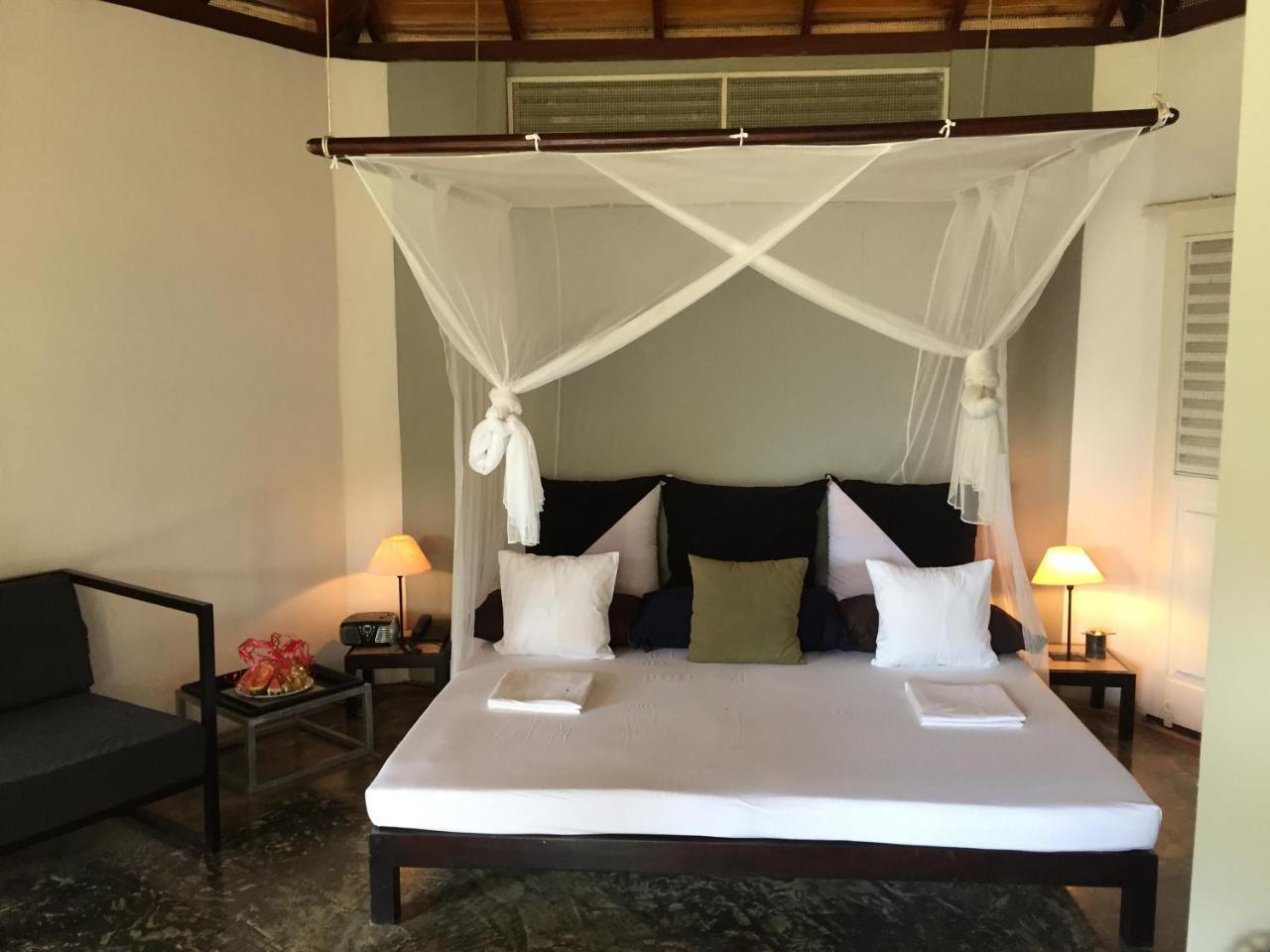 The Oasis Beach Resort Hambantota Esterno foto