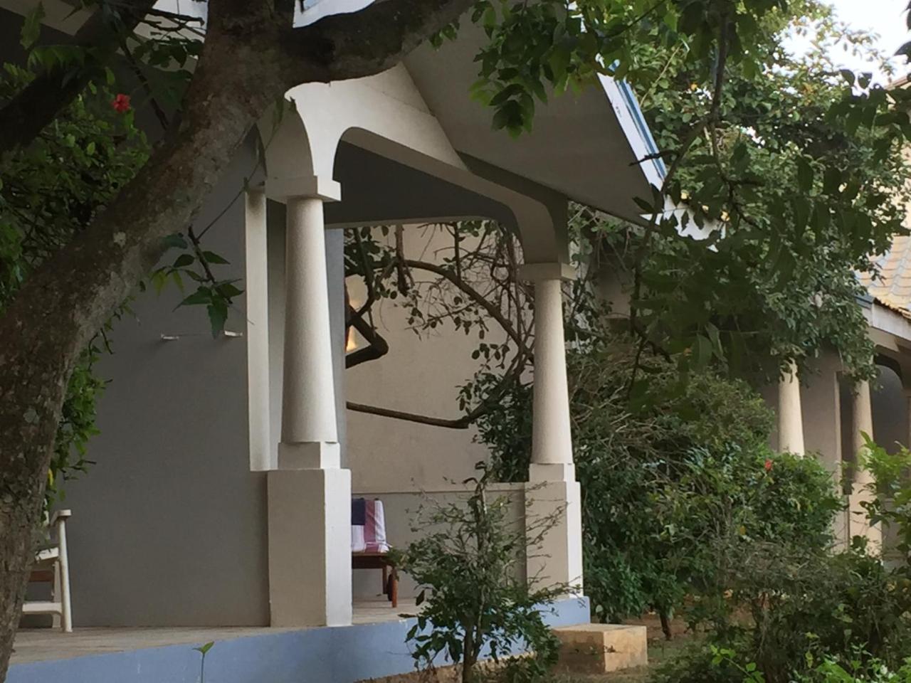 The Oasis Beach Resort Hambantota Esterno foto