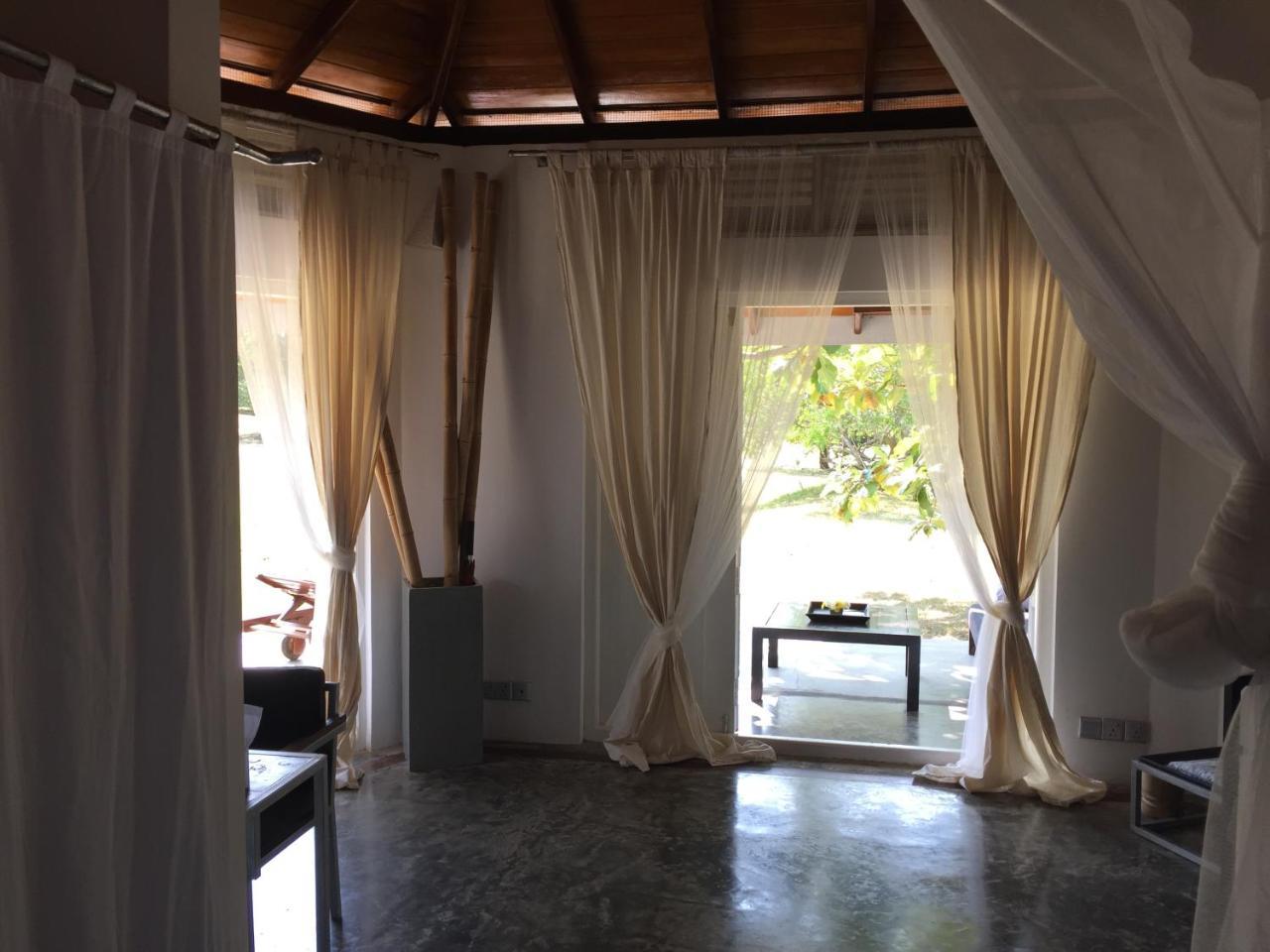 The Oasis Beach Resort Hambantota Esterno foto